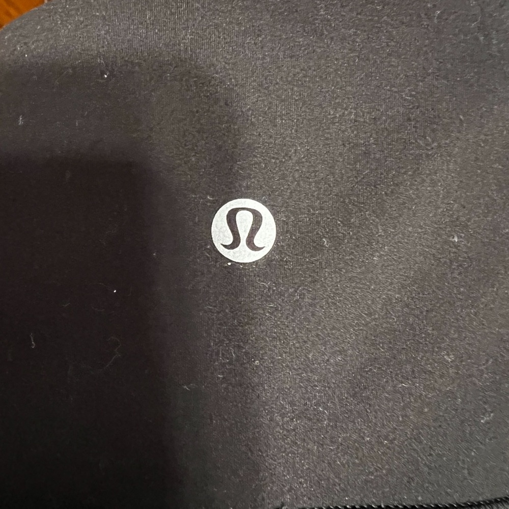 Lululemon leggings worn a few times . They were too big . A great deal ;)